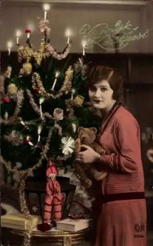 Ak Glückwunsch Weihnachten, Frau mit Teddy, Tannenbaum