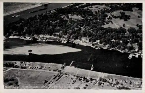 Ak Magdeburg in Sachsen Anhalt, Rotehornspitze mit Stadtpark und Clubhäusern, Fliegeraufnahme