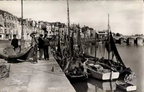 Ak Le Pouliguen Loire Atlantique, Les Quais du Port