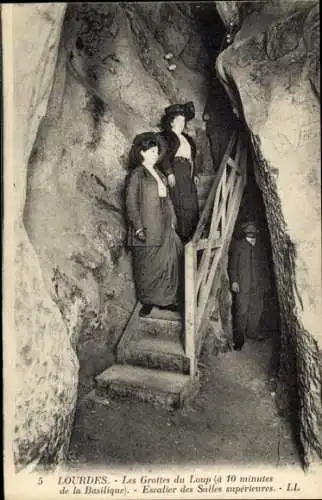 Ak Lourdes Hautes Pyrénées, les Grottes du Loup, Escalier des Salles superieures