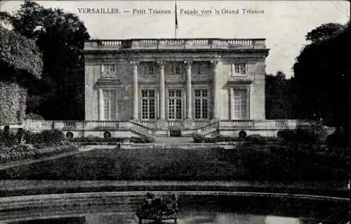 Ak Versailles Yvelines, Petit Trianon, Facade vers la Grand Trianon