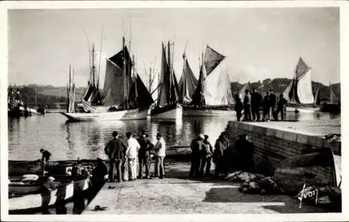 Ak Concarneau Finistère, Groupe de marins prets a s'embarquer