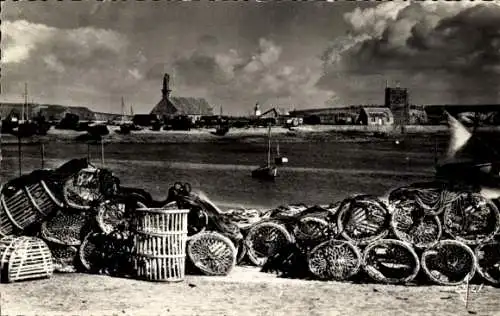 Ak Camaret sur Mer Finistère, Casiers de peche sur le quai, le chateau Vauban et N.-D. de Rocamadour