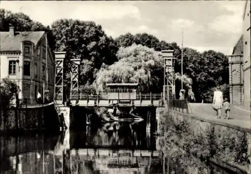 Ak Plau am See Mecklenburg, An der Elde, Brücke, Spaziergänger