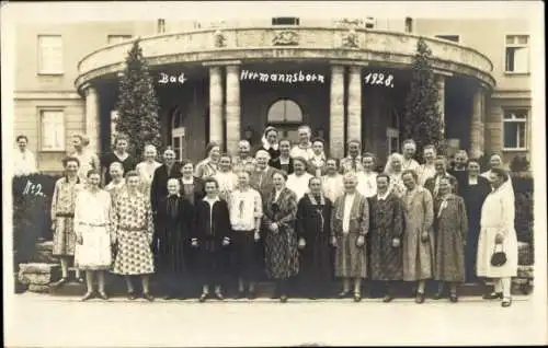 Foto Ak Pömbsen Bad Driburg in Westfalen, Bad Hermannsborn, Gruppenbild 1928