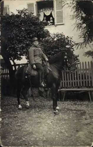 Foto Ak Deutscher Soldat auf einenm Pferd