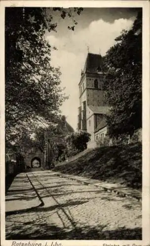 Ak Ratzeburg Kreis Lauenburg, Blick auf das Steintor mit dem Dom, Wegansicht