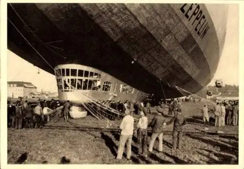 Ak Luftschiff LZ 127 Graf Zeppelin, Landung, Haltemannschaft an Haltetauen und Stroppen