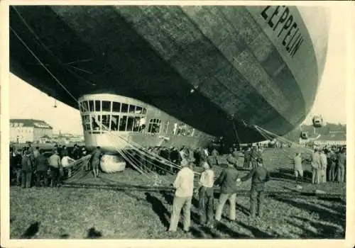 Ak Luftschiff LZ 127 Graf Zeppelin, Landung, Haltemannschaft an Haltetauen und Stroppen