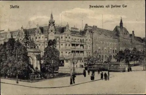 Ak Szczecin Stettin Pommern, Paradeplatz mit Berliner Tor