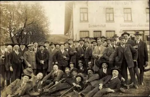 Foto Ak Siek in Holstein, Männergruppe vor Gastwirtschaft