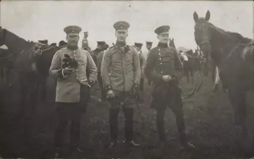 Foto Ak Deutsche Soldaten in Uniformen, Pferd