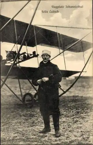 Ak Berlin Treptow Johannisthal, Pilot Felix Laitsch vor seinem Flugzeug