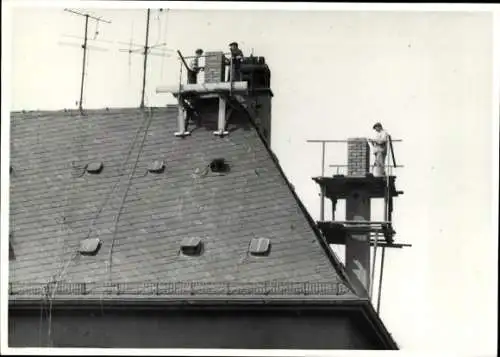 Foto Zwickau in Sachsen, Franz-Mehring-Straße, Baustelle, Wohnhäuser, Dach, Schornstein