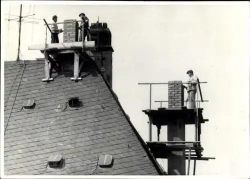 Foto Zwickau in Sachsen, Franz-Mehring-Straße, Baustelle, Wohnhäuser, Dach, Schornstein