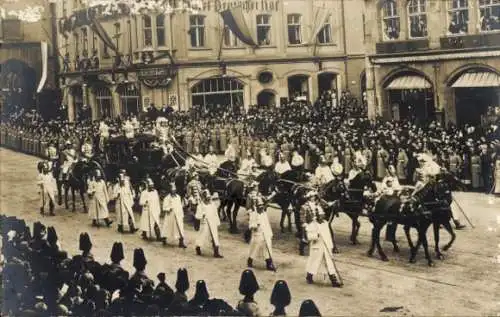 Foto Ak München, Karlstor, Ludwig III auf der Fahrt zur Kirche, Kutsche