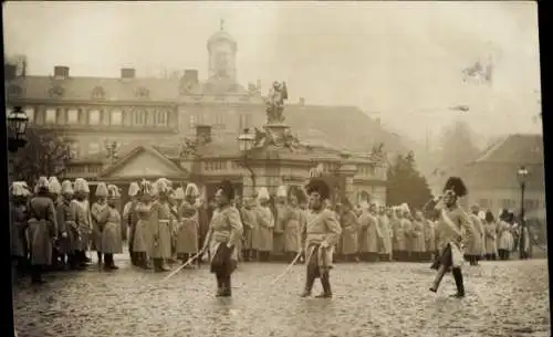 Foto Ak Karlsruhe in Baden Württemberg, Deutsche Soldaten in Uniformen, Schloss, Parade