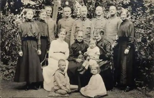 Foto Ak Karlsruhe in Baden Württemberg, Deutsche Soldaten in Uniformen, Frauen und Kinder