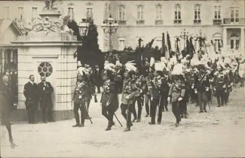 Foto Ak Karlsruhe in Baden Württemberg, Deutsche Soldaten in Uniformen, Schloss