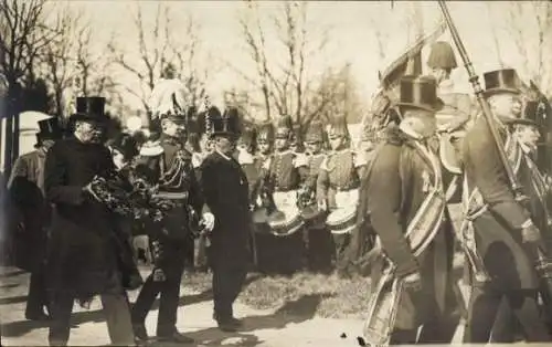 Foto Ak Karlsruhe in Baden Württemberg, Deutsche Soldaten in Uniformen, Parade, Trauerfeier ?