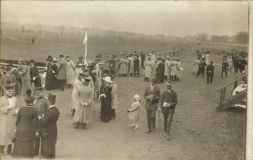 Foto Ak Karlsruhe in Baden Württemberg, Soldaten und Zivilisten