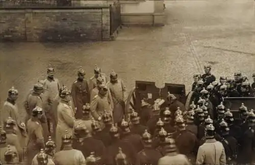 Foto Ak Karlsruhe in Baden Württemberg, Deutsche Soldaten in Uniformen, Geschütz