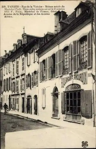 Ak Tarbes Hautes Pyrénées, Rue de la Victoire, Maison natale du Marechal Foch