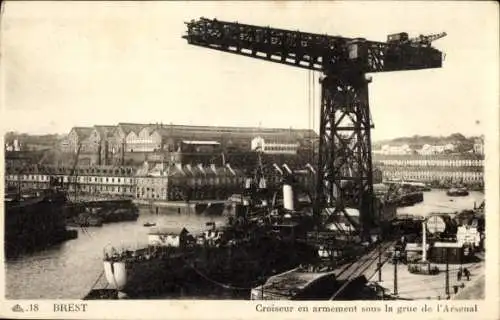 Ak Brest Finistère, Croiseur en armement sous la grue de l'Arsenal, Dupleix
