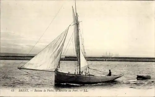 Ak Brest Finistère, Bateau de Peche, la Rentree au Port