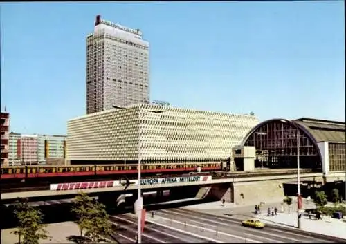 Ak Berlin Mitte, S-Bahnhof Alexanderplatz, S-Bahn, Reklame Interflug, Hotel Stadt Berlin