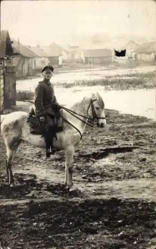 Foto Ak Soldat auf einem Pferd