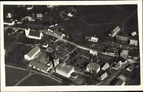 Foto Ak Fliegeraufnahme, Dorf, zwei Kirchen, 1920