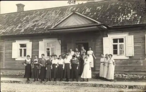 Foto Ak Russland, Frauen vor einem Gebäude 1918