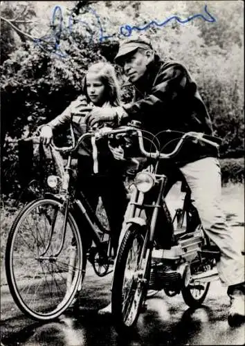 Ak Schauspieler Jürgen Roland auf einem Motorrad, Kind auf Fahrrad, Autogramm