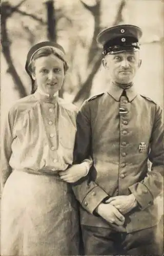 Foto Ak Deutscher Soldat in Uniform, Porträt mit einer Frau, Eisernes Kreuz