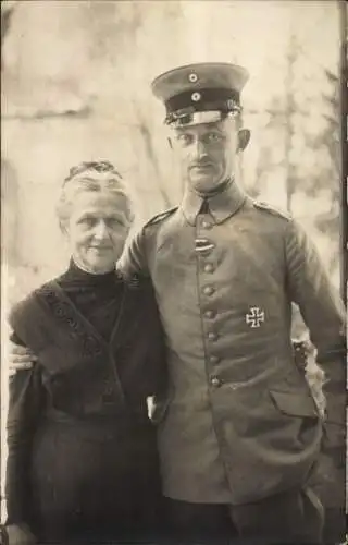 Foto Ak Deutscher Soldat in Uniform, Porträt mit Frau, Kaiserzeit, Eisernes Kreuz