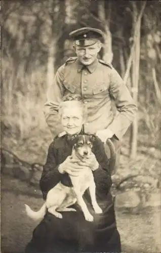 Foto Ak Deutscher Soldat in Uniform, Porträt mit Frau und Hund