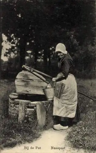 Ak Nunspeet Gelderland, Frau in Tracht, Wasserbrunnen