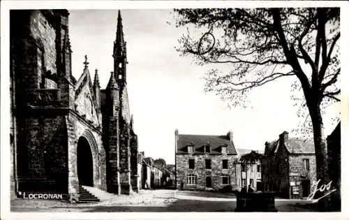 Ak Locronan Finistère, Platz, Eingang Kirche