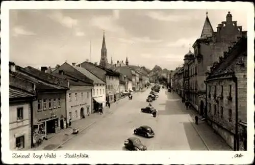 Ak Zwiesel im Bayerischen Wald, Blick auf den Stadtplatz, Autos