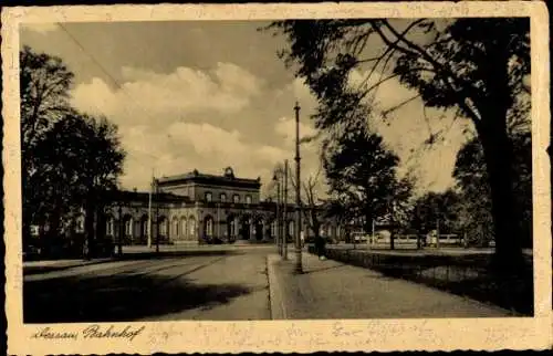 Ak Dessau Sachsen Anhalt, Blick von der Straßenseite auf den Bahnhof