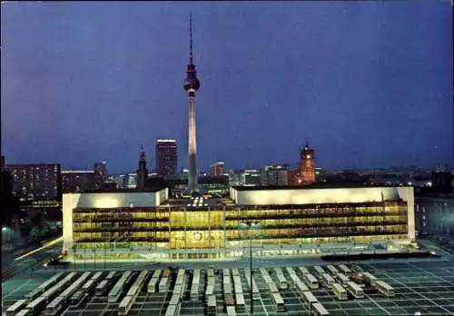 Ak Berlin Mitte, Palast der Republik, Fernsehturm, Rathaus, Nachtbeleuchtung