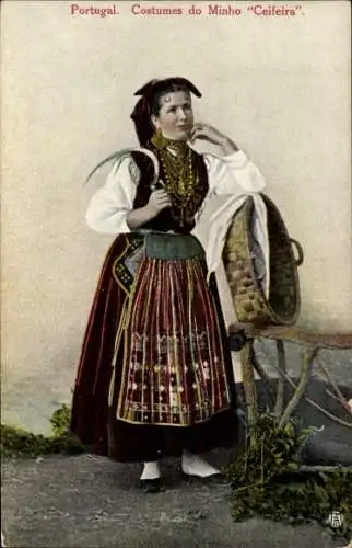 Ak Minho Portugal, Ceifeira, Frau mit Sichel in Volkstracht