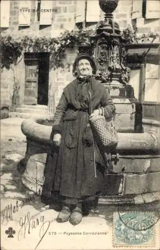 Ak Corrèze, Alte Dame in Tracht, Springbrunnen