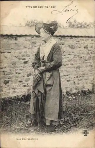 Ak Centre Frankreich, Alte Dame in Tracht, Sonnenschirm