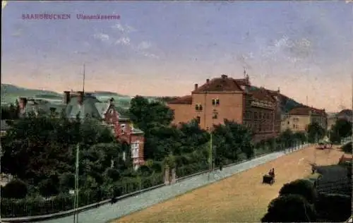 Ak Saarbrücken im Saarland, Straßenpartie mit Blick auf Ulanenkaserne