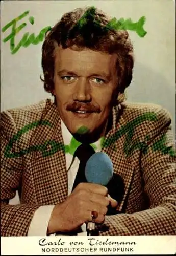 Ak Schauspieler, Journalist und Moderator Carlo von Tiedemann, Portrait, Mikrofon, Autogramm
