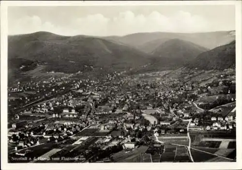 Ak Neustadt an der Haardt Neustadt an der Weinstraße, Panorama, Fliegeraufnahme