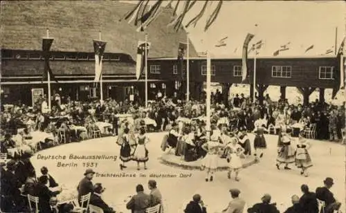 Ak Berlin, Deutsche Bauausstellung 1931, Trachtentänze im deutschen Dorf