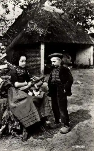 Ak Hierden Gelderland, Kinder in Tracht